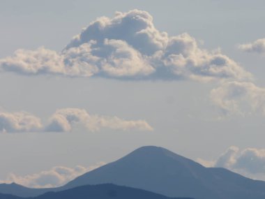 Bulutlu arazi, rüzgarın yardımıyla bulutlar sıklıkla şekillerini değiştirirler. Her zaman manzaranın görünümünü değiştirirler. 
