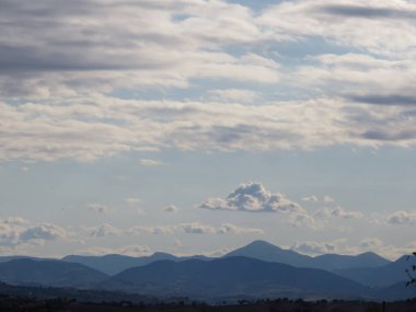 Bulutlu arazi, rüzgarın yardımıyla bulutlar sıklıkla şekillerini değiştirirler. Her zaman manzaranın görünümünü değiştirirler. 