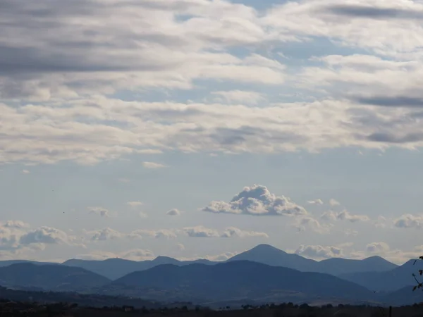 Bewölkte Landschaft Die Wolken Verändern Mit Hilfe Des Windes Oft — Stockfoto