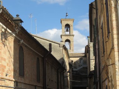 Antik çan kulesi, onların antik tarih ve kültür her zaman kendi kiliselerine bağlı ve çevrelerindeki her şeyi hakim doludur