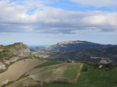 Dağ manzarası, vahşi doğa ve nefes kesen manzara ve bize her seferinde dağı veren şey. 