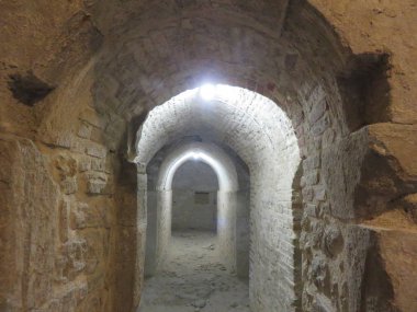 Mimari Kemer, kemerler geçmişte her yerde çok kilise kapılarında özellikle kullanılan ve aynı zamanda en dekore edilmiş bir bina oldu 