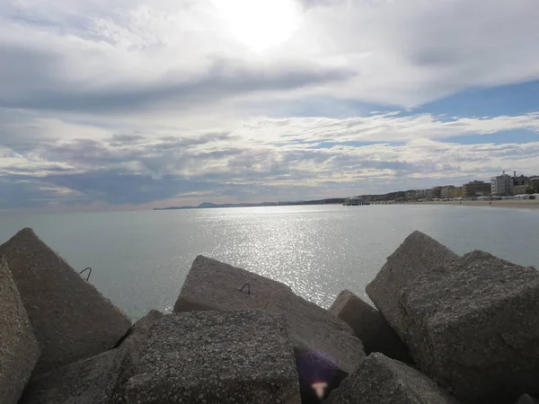 海の風景 そのベルベットビーチからアドリア海の景色セニガリアから美しい景色マルシェの海の町 — ストック写真