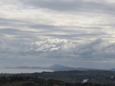 Bulutlu arazi, rüzgarın yardımıyla bulutlar sıklıkla şekillerini değiştirirler. Her zaman manzaranın görünümünü değiştirirler. 