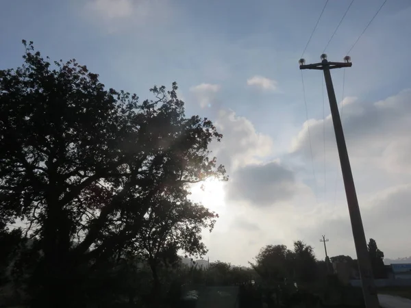 雲の多い風景 風の助けを借りて雲は 多くの場合 常に風景のビューを変更する形を変更します — ストック写真