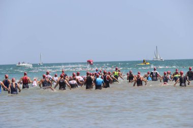 Triatlon, Senigallia, Ancona, İtalya. 20 Temmuz 2019. Üç zorlu disiplinden oluşan bir spor. Yüzmeye başlamanın ilki. 