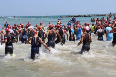 Triatlon, Senigallia, Ancona, İtalya. 20 Temmuz 2019. Üç zorlu disiplinden oluşan bir spor. Yüzmeye başlamanın ilki. 