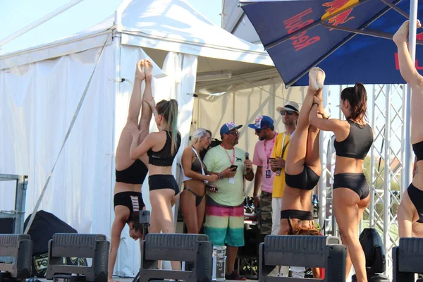 Güzel ve atletik, Senigallia, Ancona, İtalya 20 Temmuz 2019 Güzel jimnastikçiler bize serbest vücuda esnekliklerini gösteriyor. 