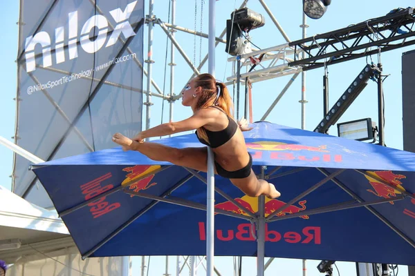 Güzel ve atletik, Senigallia, Ancona, İtalya 20 Temmuz 2019 Güzel jimnastikçiler bize serbest vücuda esnekliklerini gösteriyor. 