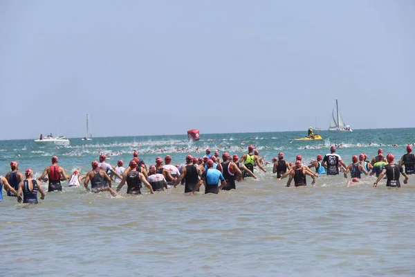 Triatlon, Senigallia, Ancona, İtalya. 20 Temmuz 2019. Üç zorlu disiplinden oluşan bir spor. Yüzmeye başlamanın ilki. 