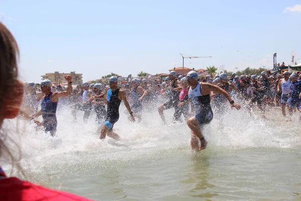 Triatlon, Senigallia, Ancona, İtalya. 20 Temmuz 2019. Üç zorlu disiplinden oluşan bir spor. Yüzmeye başlamanın ilki. 