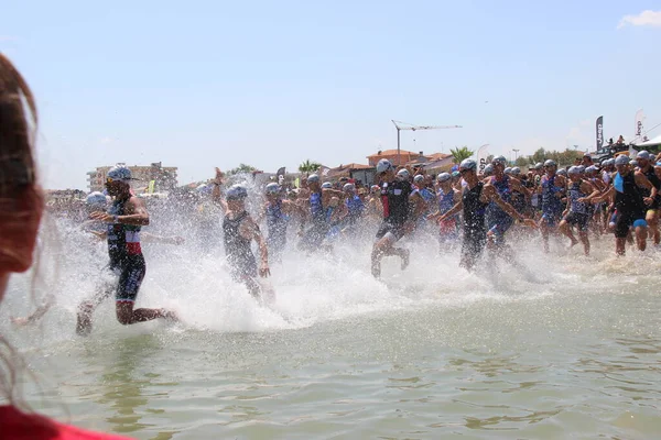 Triatlon, Senigallia, Ancona, İtalya. 20 Temmuz 2019. Üç zorlu disiplinden oluşan bir spor. Yüzmeye başlamanın ilki. 