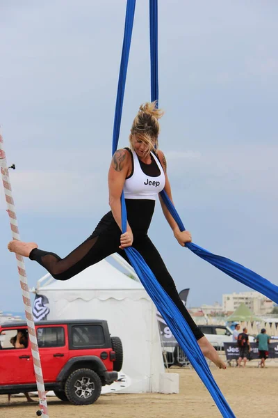 Maddalena Corvaglia, Senigallia, Ancona, İtalya 15 Temmuz 2019 bir İtalyan VIP 'si, çember ve kurdelelerle yaptığı evrimlerle bize atletizmini gösteriyor.