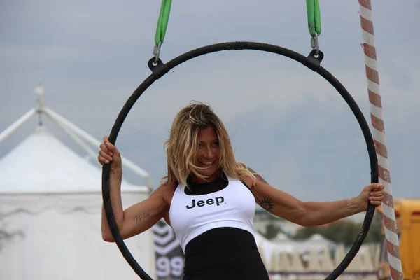 Maddalena Corvaglia, Senigallia, Ancona, İtalya 15 Temmuz 2019 bir İtalyan VIP 'si, çember ve kurdelelerle yaptığı evrimlerle bize atletizmini gösteriyor.