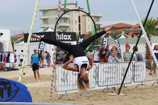 Maddalena Corvaglia, Senigallia, Ancona, İtalya 15 Temmuz 2019 bir İtalyan VIP 'si, çember ve kurdelelerle yaptığı evrimlerle bize atletizmini gösteriyor.