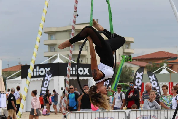 Maddalena Corvaglia, Senigallia, Ancona, İtalya 15 Temmuz 2019 bir İtalyan VIP 'si, çember ve kurdelelerle yaptığı evrimlerle bize atletizmini gösteriyor.