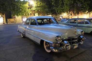 Antika araba, Senigallia, İtalya, 10 Ağustos 2019, 1950 'lerin müzik ve kültürüne odaklı uluslararası müzik festivali. Resim: 50 'lerin tarzı ve araba geçidi gibi giyinmiş insanlar. 