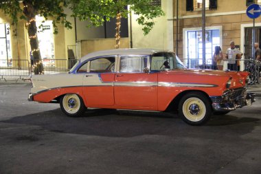 Antika araba, Senigallia, İtalya, 10 Ağustos 2019, 1950 'lerin müzik ve kültürüne odaklı uluslararası müzik festivali. Resim: 50 'lerin tarzı ve araba geçidi gibi giyinmiş insanlar. 