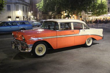 Antika araba, Senigallia, İtalya, 10 Ağustos 2019, 1950 'lerin müzik ve kültürüne odaklı uluslararası müzik festivali. Resim: 50 'lerin tarzı ve araba geçidi gibi giyinmiş insanlar. 