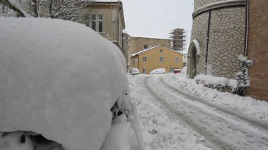 Grossa nevicata, kışın her şey tek renk olduğunda, manzara değişir ve her şey farklı görünür, tüm manzara bembeyaz olur.