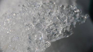 Buz, çok yakından görüldüğünde şeklini ve detaylarını geliştirir.