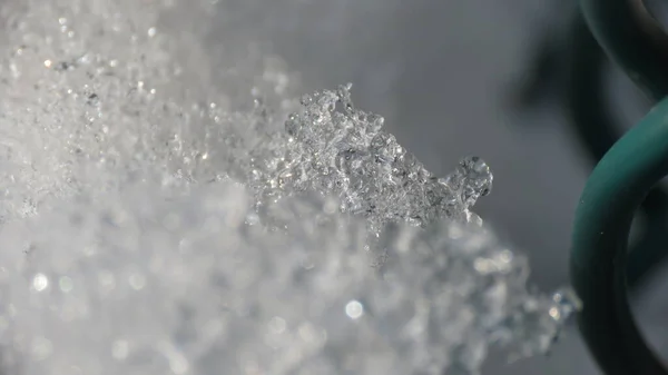 Buz, çok yakından görüldüğünde şeklini ve detaylarını geliştirir.