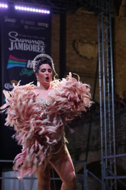 Burlesque, a vintage erotic dance that is still popular today for a very sensual and cheerful striptease