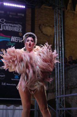 Burlesque, a vintage erotic dance that is still popular today for a very sensual and cheerful striptease