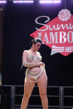 Burlesque, a vintage erotic dance that is still popular today for a very sensual and cheerful striptease