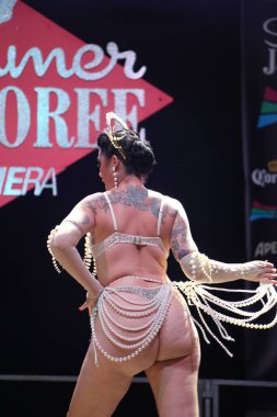 Burlesque, a vintage erotic dance that is still popular today for a very sensual and cheerful striptease