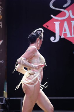 Burlesque, a vintage erotic dance that is still popular today for a very sensual and cheerful striptease