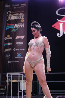 Burlesque, a vintage erotic dance that is still popular today for a very sensual and cheerful striptease