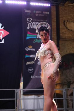 Burlesque, a vintage erotic dance that is still popular today for a very sensual and cheerful striptease