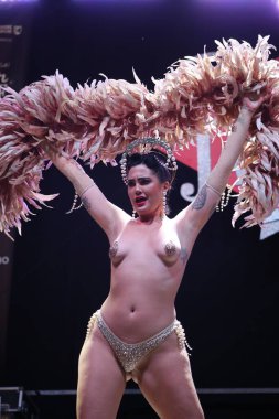 Burlesque, a vintage erotic dance that is still popular today for a very sensual and cheerful striptease