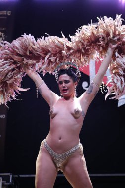 Burlesque, a vintage erotic dance that is still popular today for a very sensual and cheerful striptease