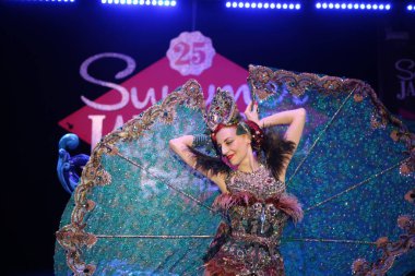 Burlesque, a vintage erotic dance that is still popular today for a very sensual and cheerful striptease