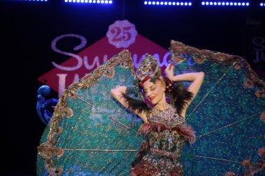 Burlesque, a vintage erotic dance that is still popular today for a very sensual and cheerful striptease