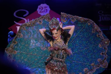 Burlesque, a vintage erotic dance that is still popular today for a very sensual and cheerful striptease