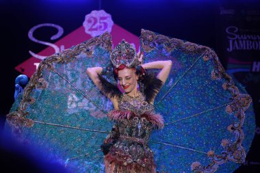 Burlesque, a vintage erotic dance that is still popular today for a very sensual and cheerful striptease