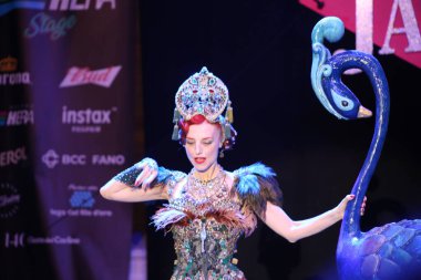 Burlesque, a vintage erotic dance that is still popular today for a very sensual and cheerful striptease