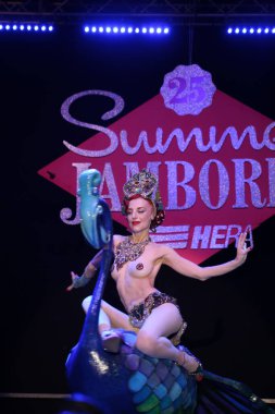 Burlesque, a vintage erotic dance that is still popular today for a very sensual and cheerful striptease