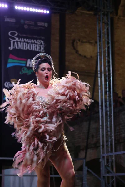 Burlesque, a vintage erotic dance that is still popular today for a very sensual and cheerful striptease