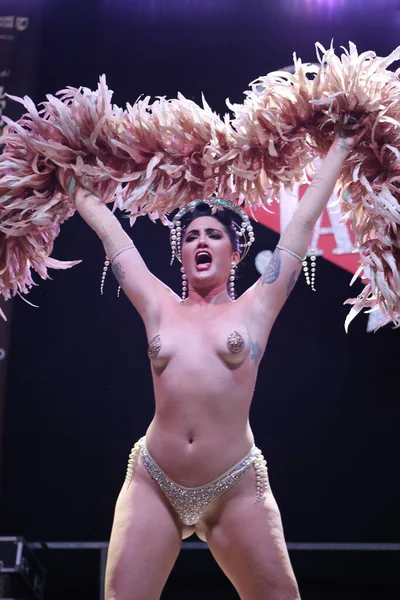 Burlesque, a vintage erotic dance that is still popular today for a very sensual and cheerful striptease