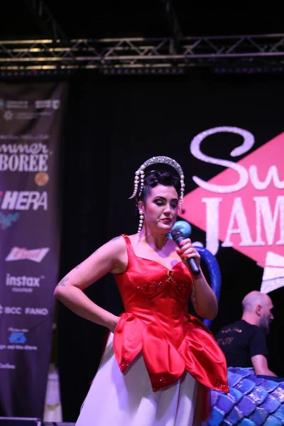 Burlesque, a vintage erotic dance that is still popular today for a very sensual and cheerful striptease