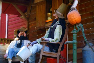 Ön sundurma bir sallanan sandalyede oturup..... renkli Cadılar Bayramı şekil