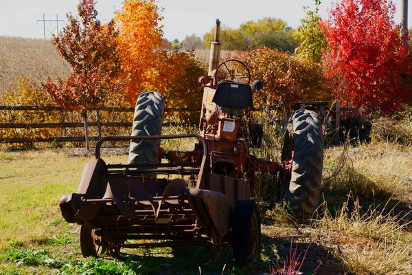 Traktor Und Antiker Güllestreuer Mit Herbstfarben Hintergrund — Stockfoto