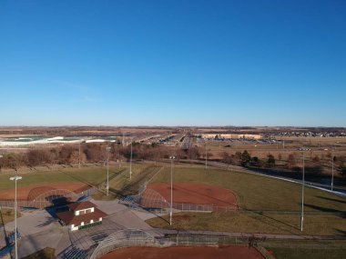 Yumuşak top alanları yukarıdan bir parkta üzerine aşağı bakıyor; sezonun başlamasını bekliyor
