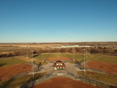 Yumuşak top alanları yukarıdan bir parkta üzerine aşağı bakıyor; sezonun başlamasını bekliyor