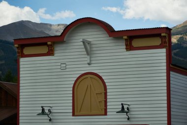 Geri yüklenen bir dağ topluluk evlerinde getiren insanlarda zevk ve alışveriş ve yatak ve kahvaltı Inns ile dinlenmek için tatile