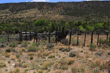 Açık aralığı Corral uzak Utah çöl dağlar içinde